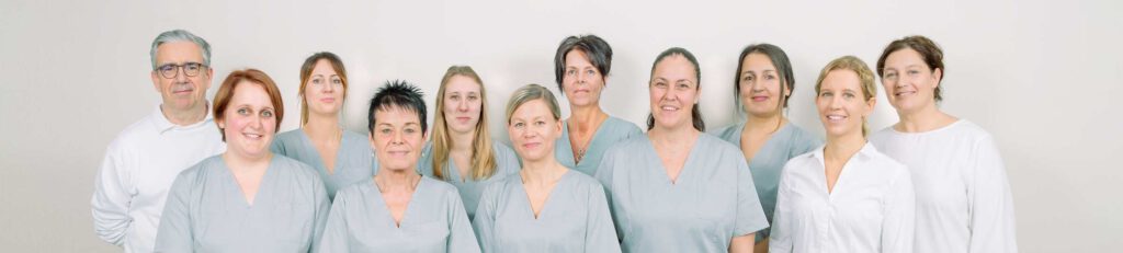 Foto vom Praxisteam von HNO Neckargemuend: Dr. Stefanie Buß (2. v. r.), Dr. Monika Nürk (1. v. r.), Dr. Markus Schmitt-Fiebig (1. v. l.)
